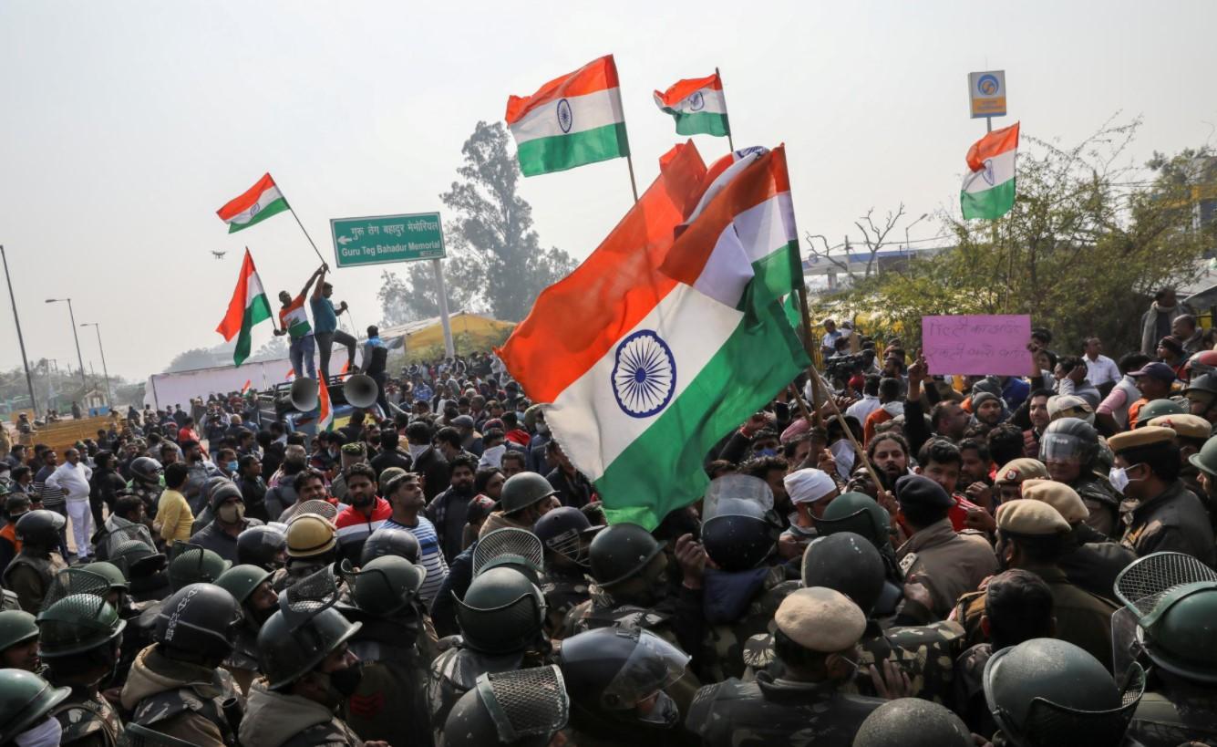 People shout anti-farmers slogans and wave India's flags as police officers try to stop them, at a site of the protest against farm laws at Singhu border near New Delhi, India January 29, 2021. - Avaz