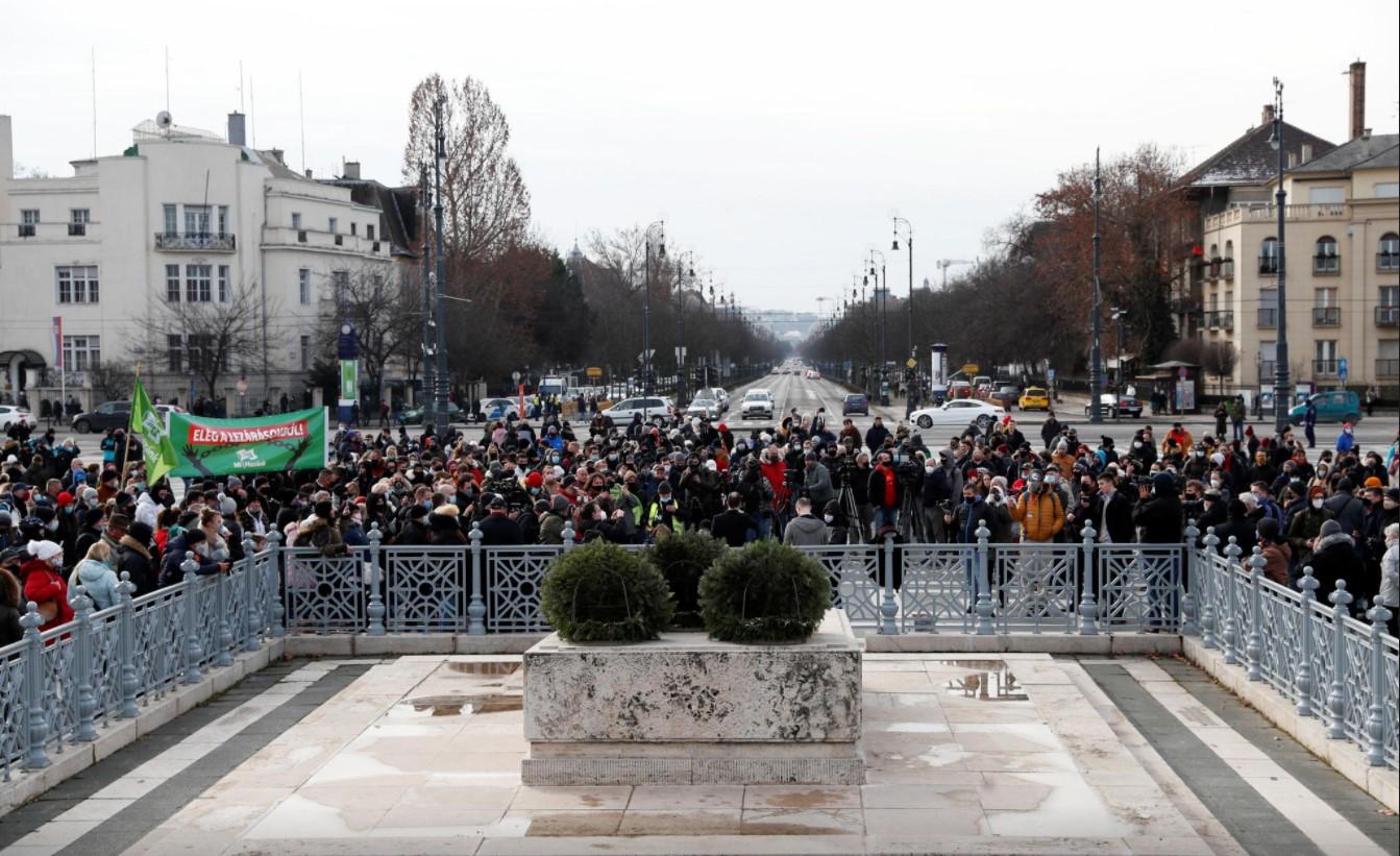 People attend a demonstration against the coronavirus disease (COVID-19) measures and their economic consequences at Heroes' Square in Budapest, Hungary, January 31, 2021. - Avaz
