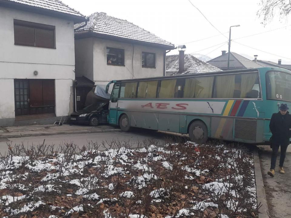 Autobus s djecom udario u trgovinu i vozilo zbog propusta vozača