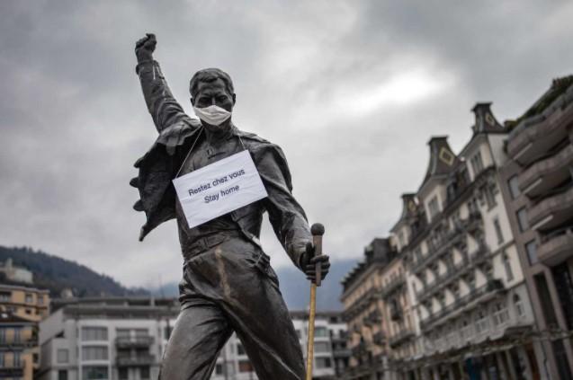 A photograph taken in Montreux shows a statue of Queen's late singer Freddie Mercury wearing a protective face mask - Avaz