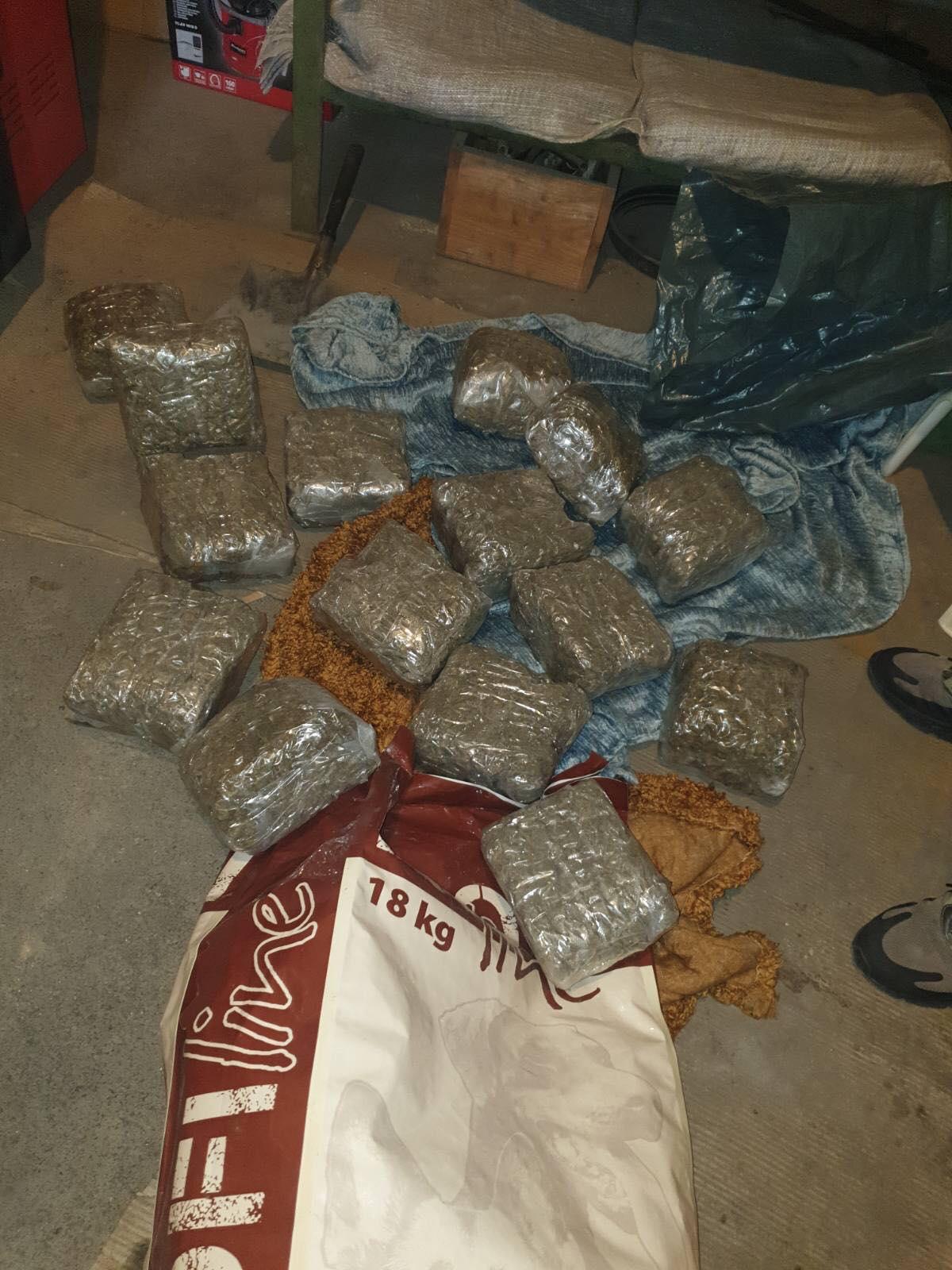 Pretresi u Banjoj Luci, pronađeno više od osam kilograma skanka i pištolj