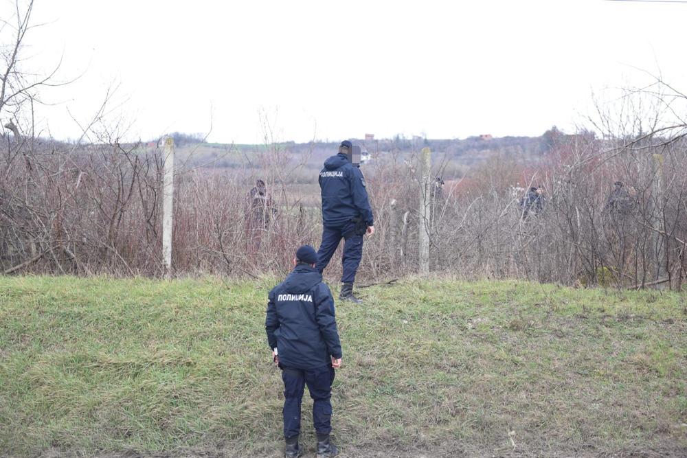S lica mjesta: Policajci češljaju teren - Avaz