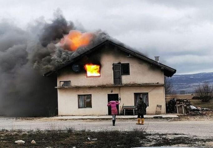 Vatra progutala kuću: Šestočlana porodica ostala na ulici