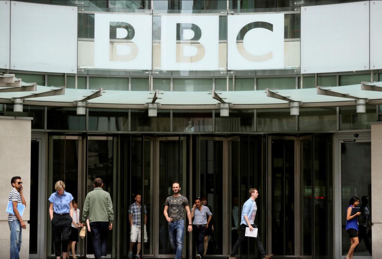 People arrive and depart from Broadcasting House, the headquarters of the BBC, in London Britain July 2, 2015. - Avaz