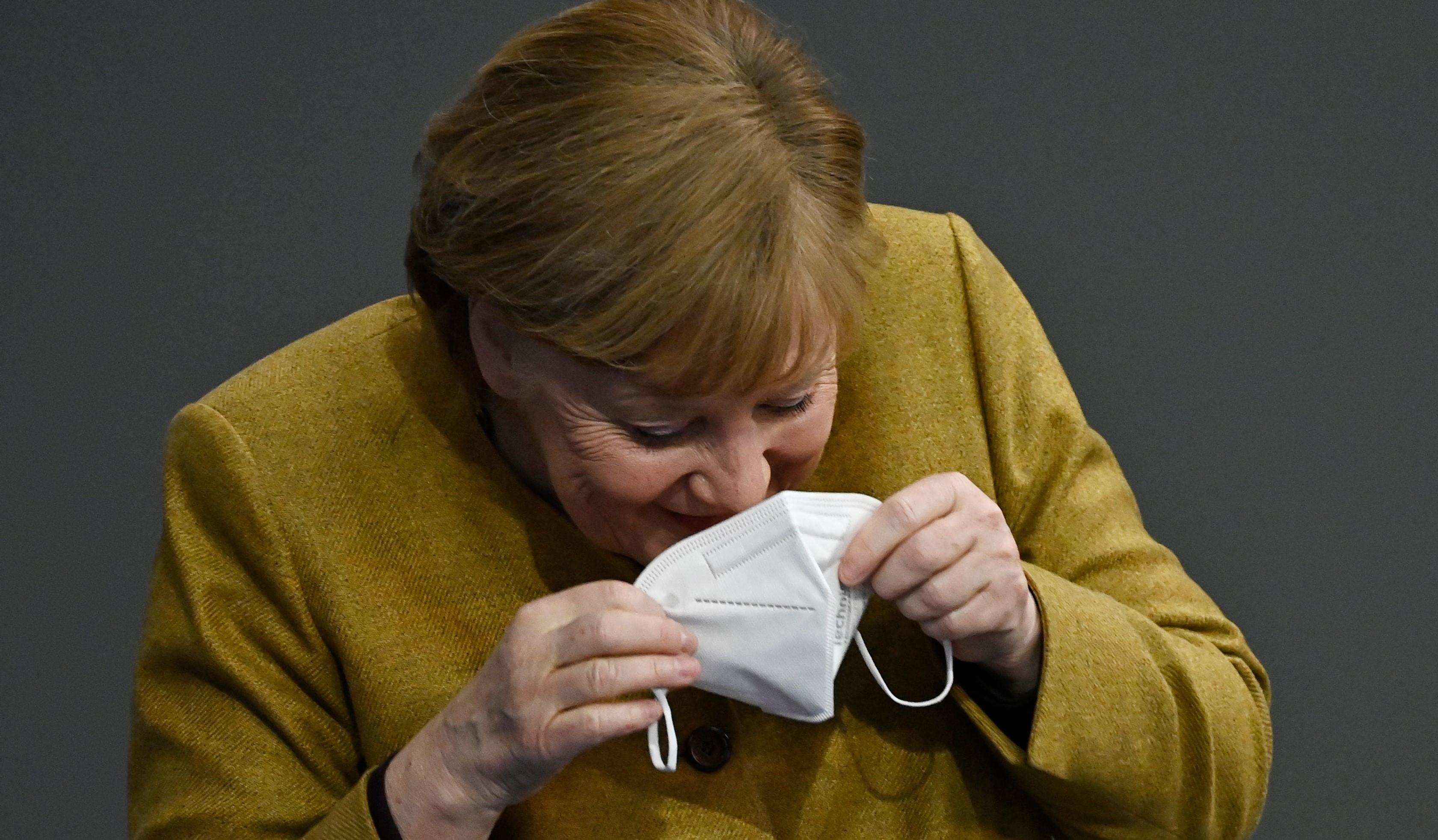 Hit reakcija Angele Merkel nakon što je shvatila da je zaboravila masku