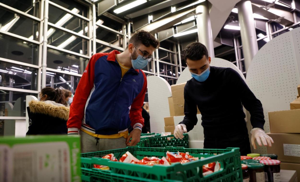 Students get food during a distribution organised by French charity food distribution association "Les Restos du Coeur" (Restaurants of the Heart) at a CROUS student residence in Paris during the coronavirus disease pandemic in France, February 16, 2021. - Avaz
