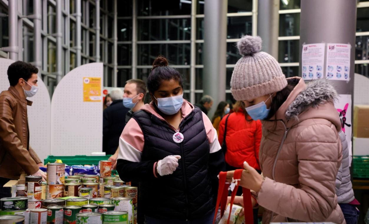 Students get food during a distribution organised by French charity food distribution association "Les Restos du Coeur" (Restaurants of the Heart) at a CROUS student residence in Paris during the coronavirus disease pandemic in France, February 16, 2021. - Avaz