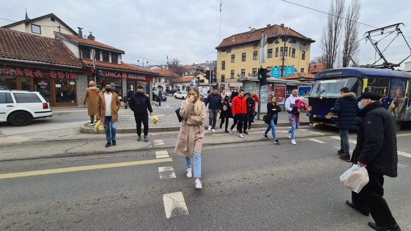 Građani šetaju bez maski u grupama - Avaz