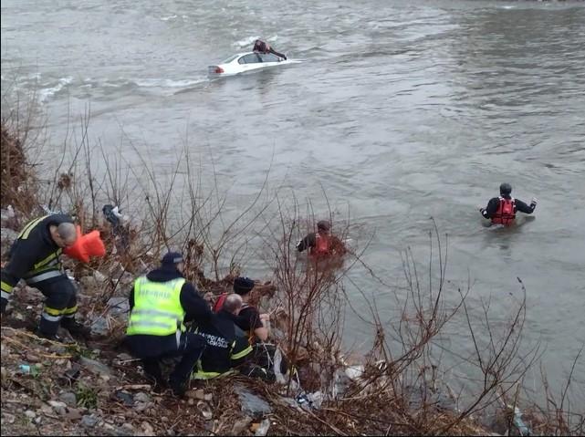 BMW-om uletio u rijeku u Nišu, popeo se na haubu i vikao kako ne zna plivati