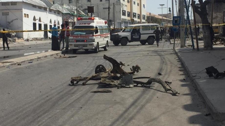 Suicide bomber strikes near Somali mall, police station