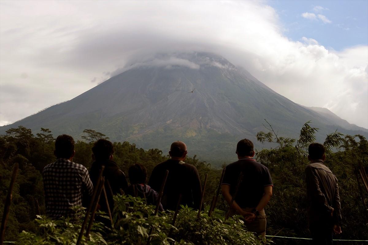 Vulkan Merapi izbacuje vruće oblake