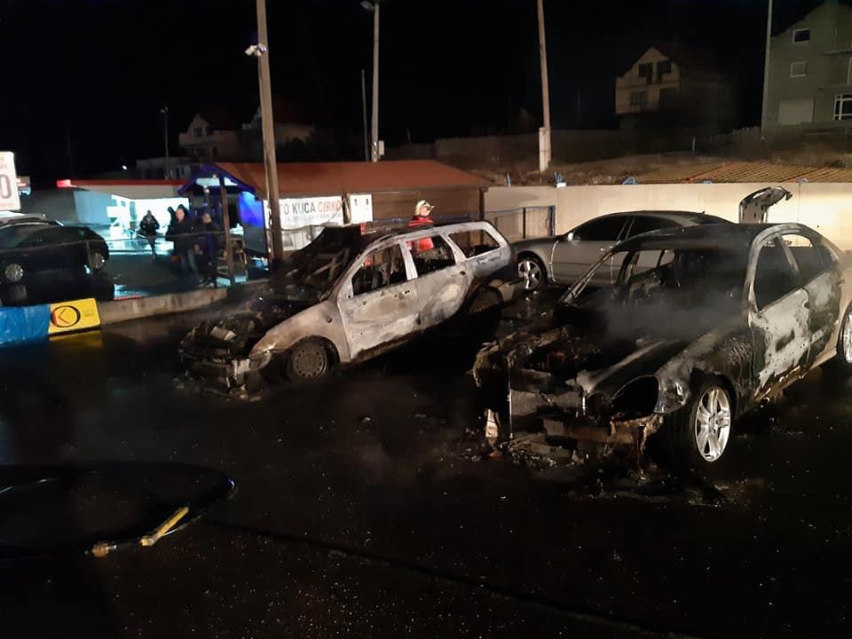 U salonu automobila u Vitezu izgorjelo više vozila