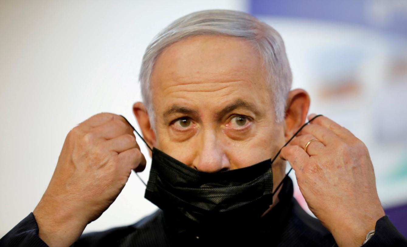 Israeli Prime Minister Benjamin Netanyahu adjusts his protective face mask after receiving a coronavirus disease (COVID-19) vaccine at Sheba Medical Center in Ramat Gan, Israel December 19, 2020. - Avaz