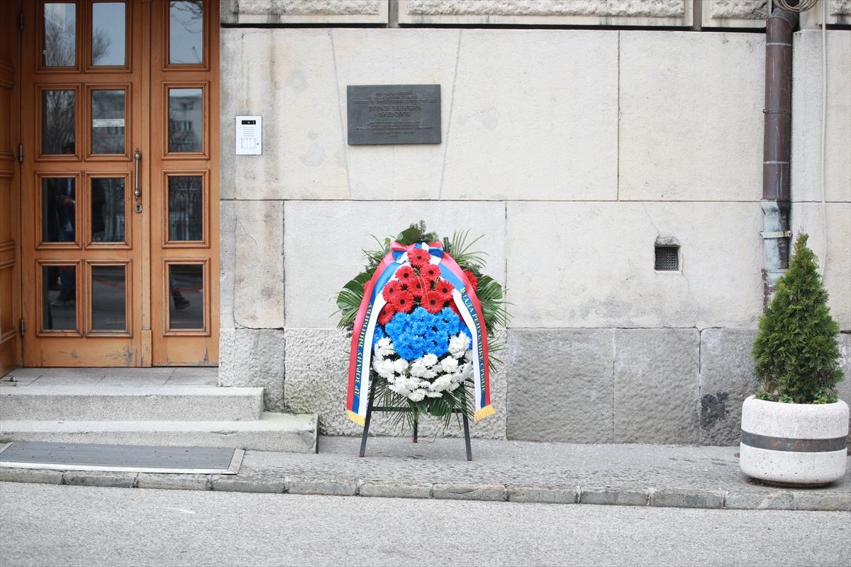Na vijencu položenom kod spomen-ploče u dvorištu Vlade je napisano "Dr Zoranu Đinđiću - Vlada Republike Srbije" - Avaz