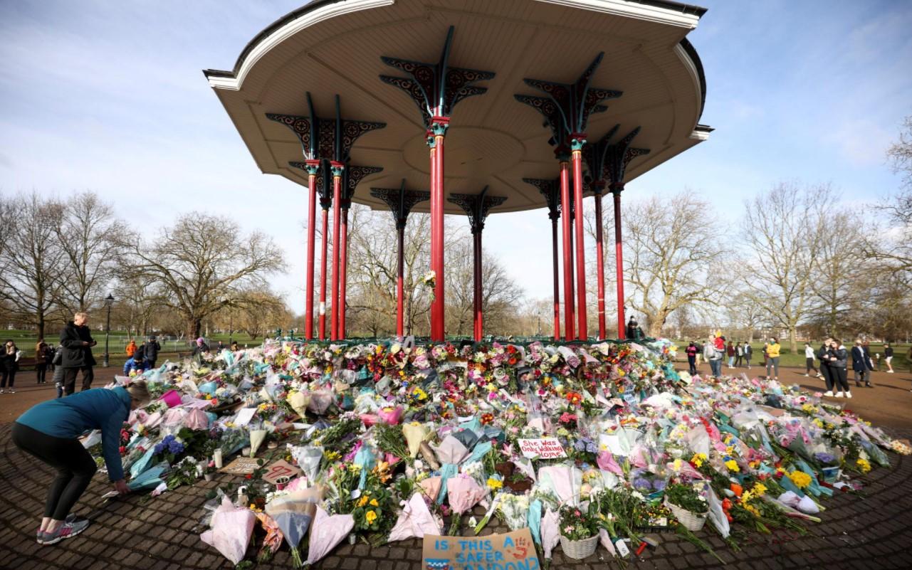 People mourn at a memorial site at the Clapham Common Bandstand, following the kidnap and murder of Sarah Everard, in London, Britain March 14, 2021. - Avaz