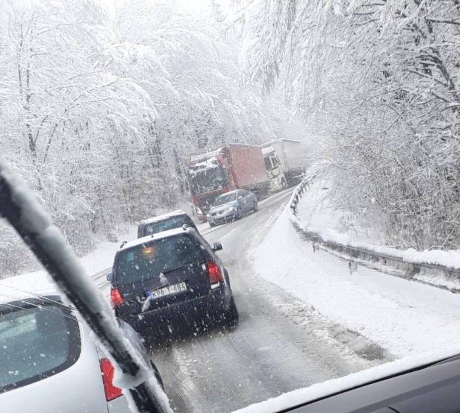 Snijeg donio haos širom zemlje, kamioni klize cestom, zastoji na planinskim prijevojima