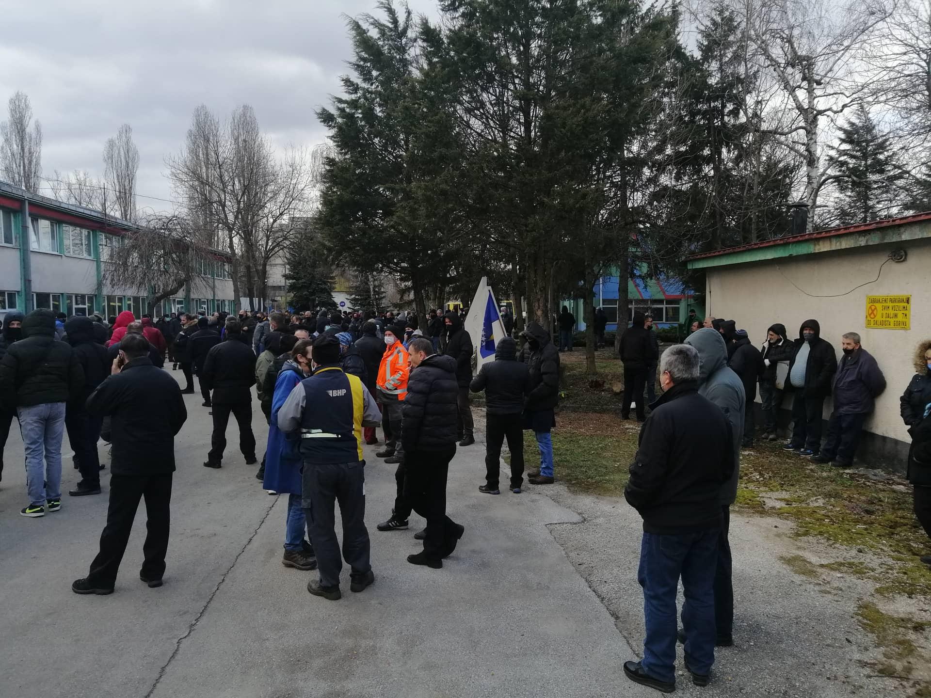 Radnici GRAS-a protestiraju u krugu preduzeća: Traže isplatu plaća, u toku sastanak s Fortom i Štetom