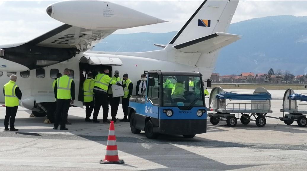 Na Sarajevski aerodrom sletio avion s vakcinama iz COVAX mehanizma