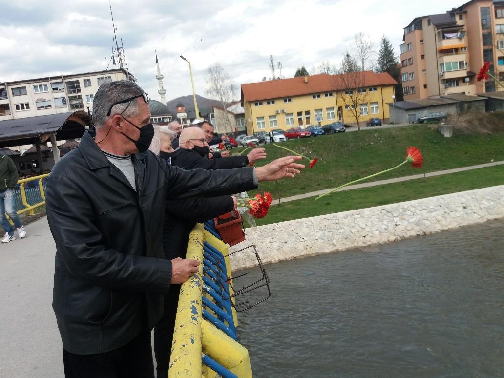 Godišnjica zatvaranja kazamata HVO-a: U rijeku Bosnu bačeno cvijeće u znak sjećanja na žrtve logora