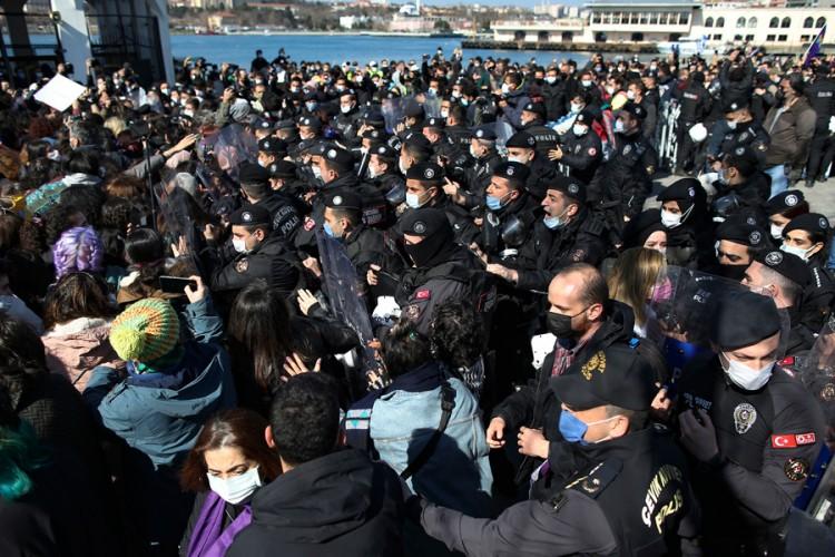 Hiljade žena na ulicama Istanbula, žele da Istanbulska konvencija ostane na snazi