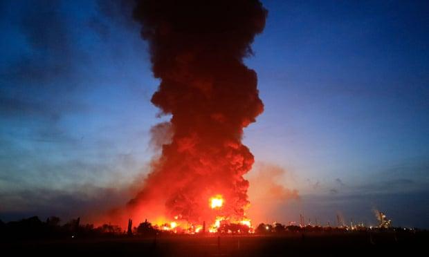 Massive fire engulfs Indonesian oil refinery