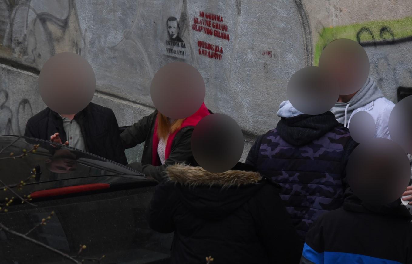 Na protestnoj šetnji za Vedada Ibrahimovića muškarac donio pištolj: "Jesi li ti njihov?"