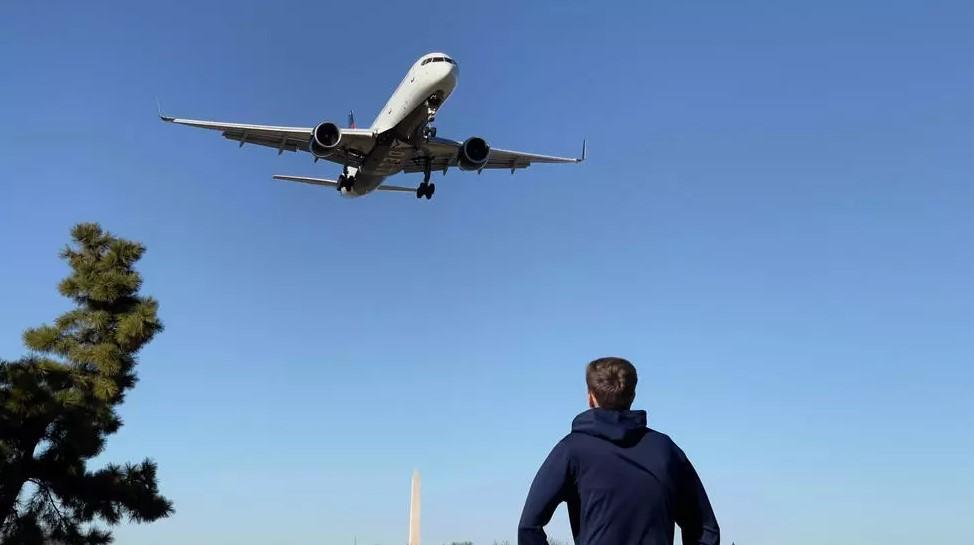 US says vaccinated people can travel, with precautions