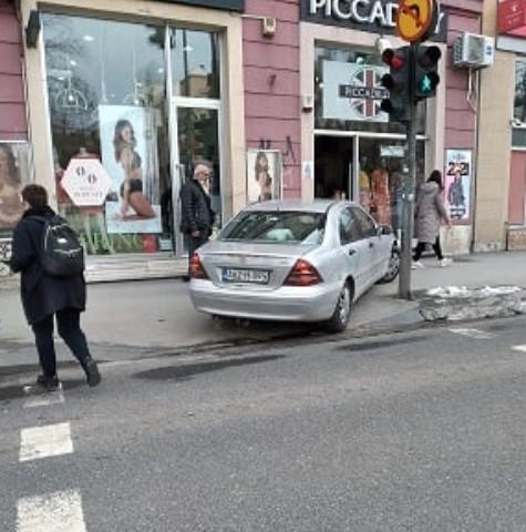 "Parking papak" parkirao Mercedes nasred trotoara u Titovoj ulici