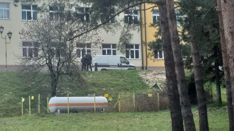 Policija i istražitelji ispred Klinike za plućne bolesti UKC Tuzla - Avaz