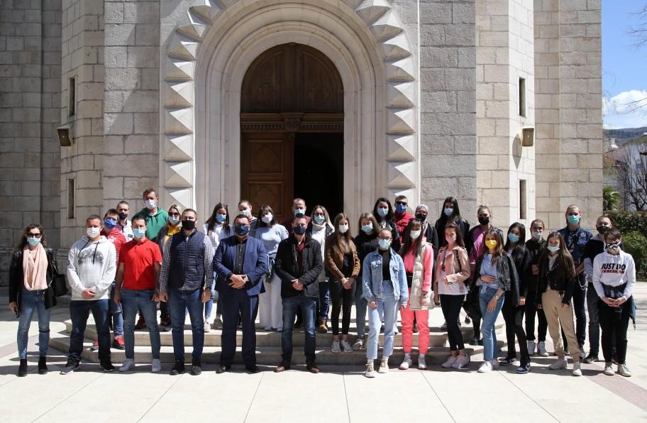 Mladi iz Gacka i Nevesinja obišli vjerske objekte Srpske pravoslavne crkve i Islamske zajednice