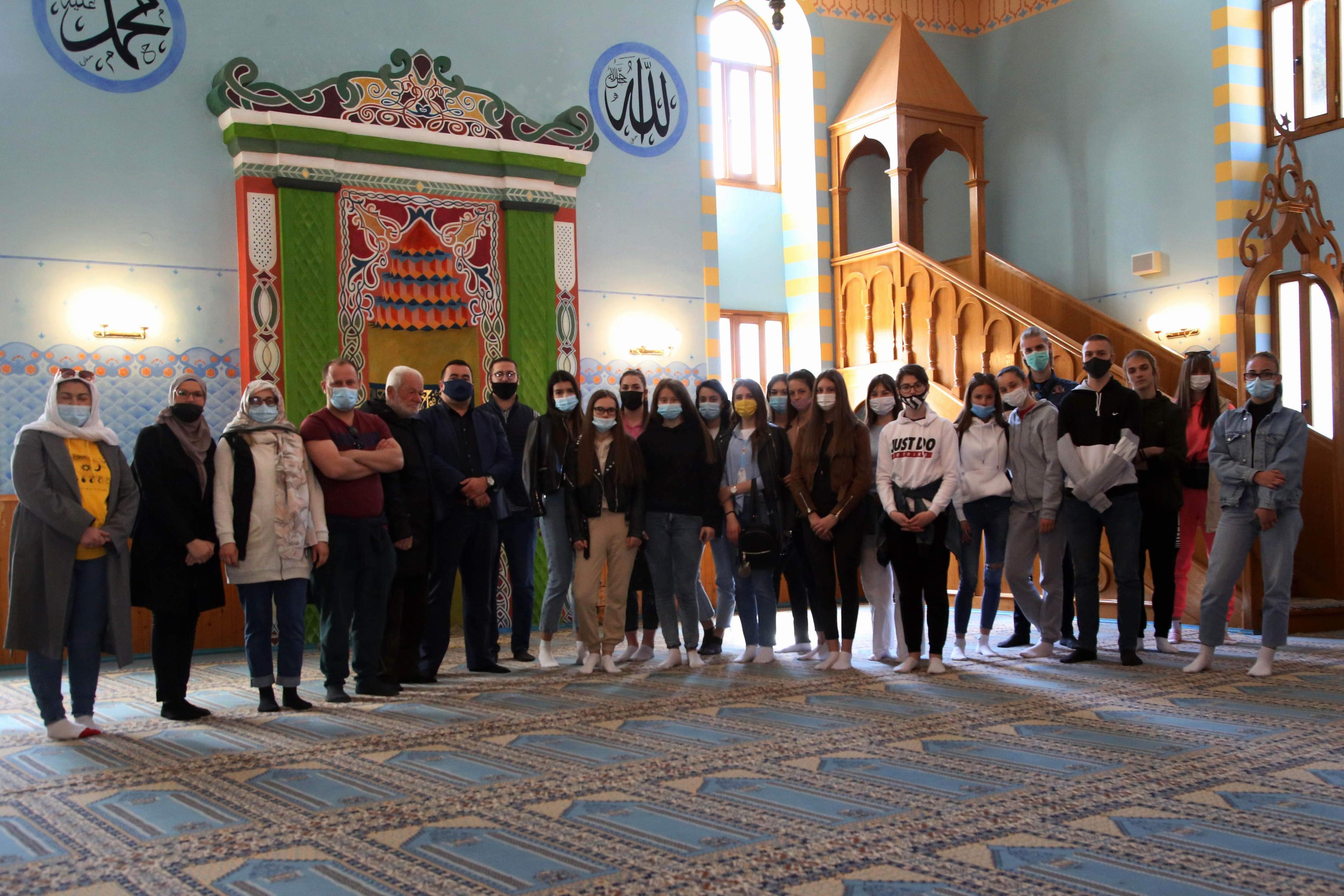 Mladi iz dvije općine obišli vjerske objekte Srpske pravoslavne crkve i Islamske zajednice