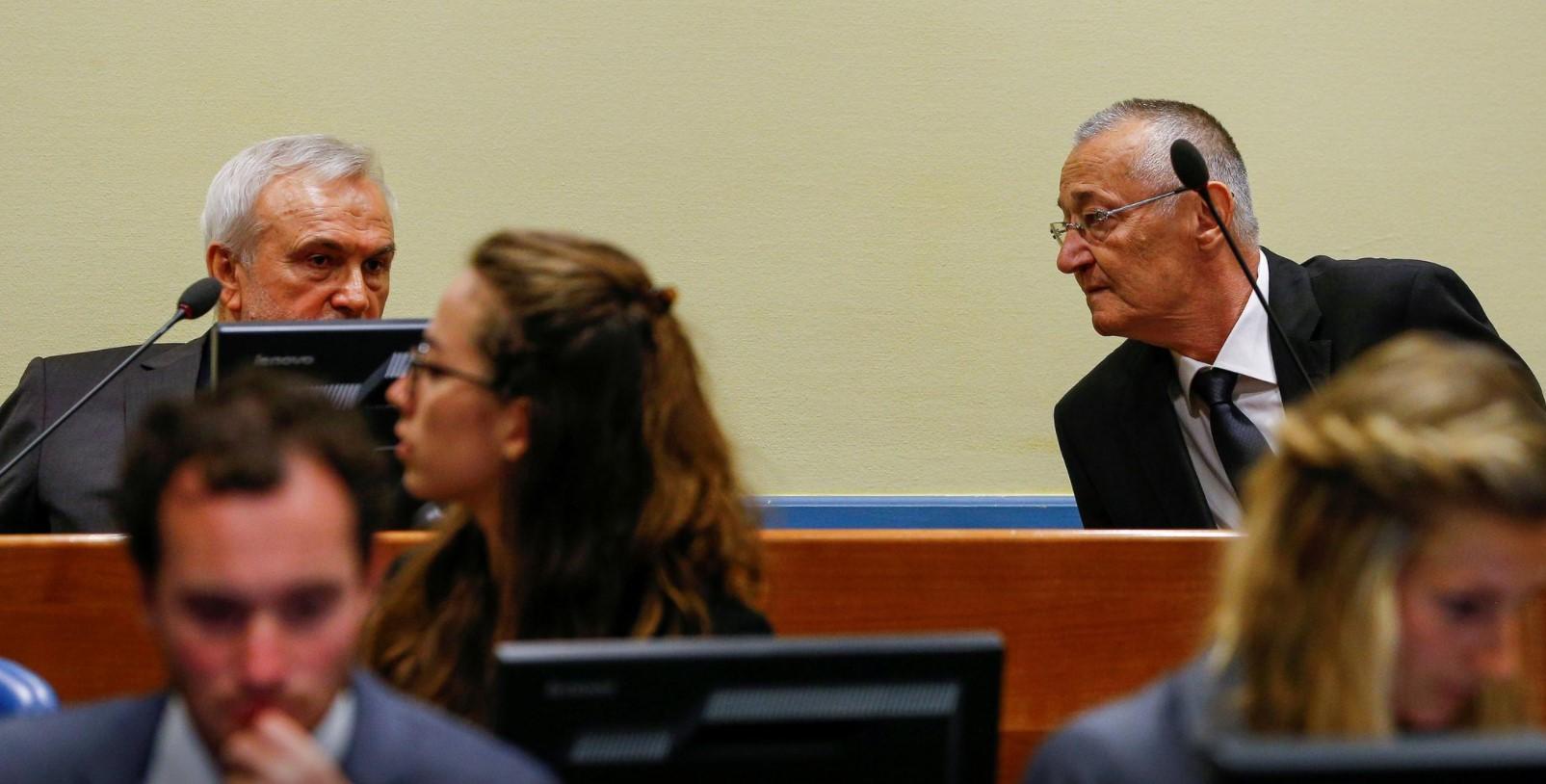 Jovica Stanišić (L) and Franko Simatović appear in court for their re-trial at the United Nations tribunal for the former Yugoslavia in The Hague, June 13, 2017. - Avaz