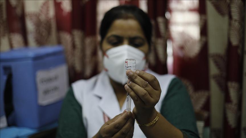 A health worker prepares a jab of the Covaxin coronavirus vaccine at a vaccination center in New Delhi, India on April 15, 2021. - Avaz