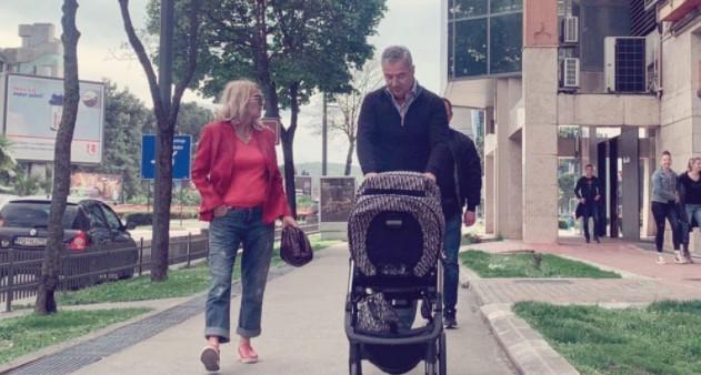 Predsjednik Crne Gore i prva dama u šetnji sa unukom