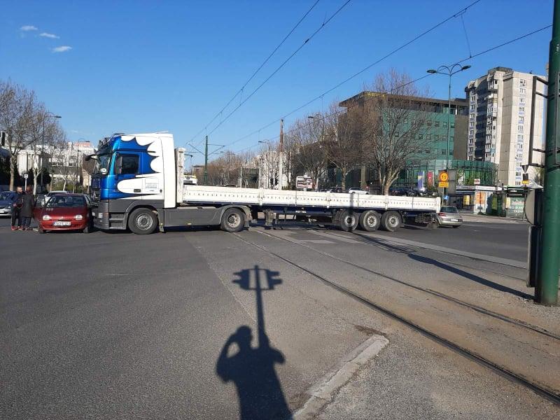 Nesreća u Nedžarićima: Kamion naletio na vozilo