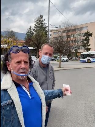 Sejo Brajlović široke ruke: Ilidžanskim taksistima iskeširao po "petobanku" da besplatno voze raju