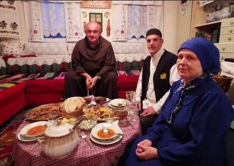 Derviš Salem ugostio na iftaru fra Mirka Majdandžića: Mi smo braća i sestre