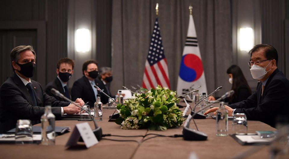 U.S. Secretary of State Antony Blinken speaks with South Korea's Foreign Minister Chung Eui-yong during a bilateral meeting as part of the G7 foreign ministers meeting, in London, Britain May 3, 2021. - Avaz