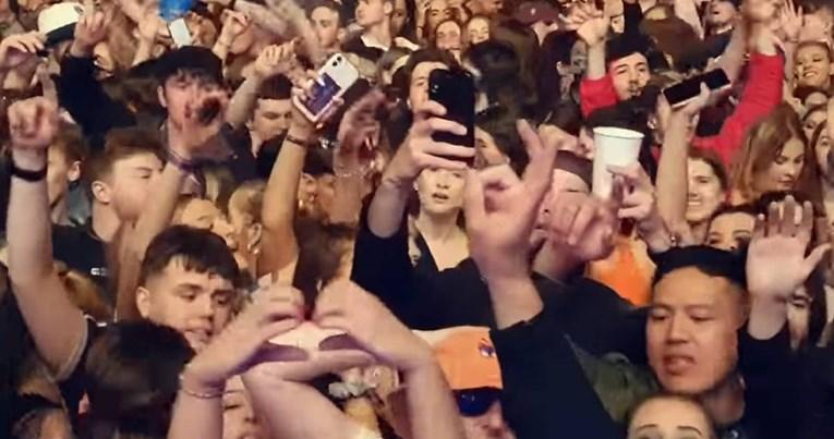 Hiljade ljudi na koncertu u Engleskoj bez maski i distance