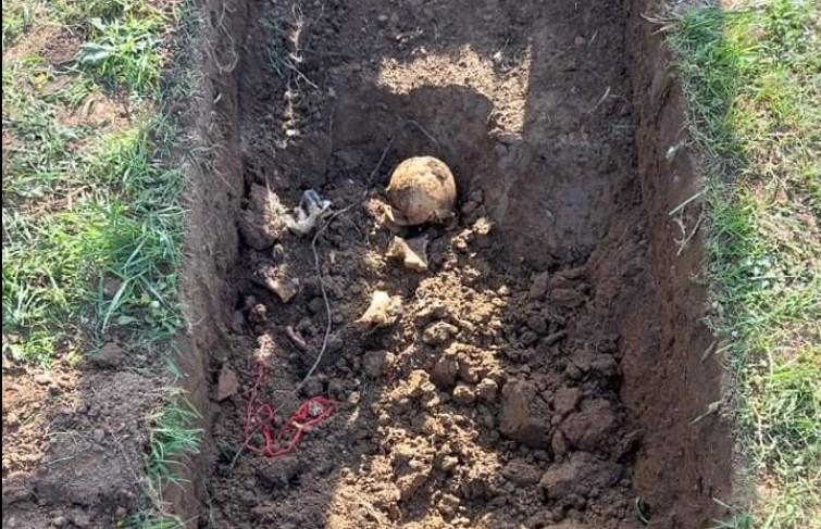 Kopali mezar umrloj ženi, pa naišli na kostur vezan kablovima oko vrata i nogu