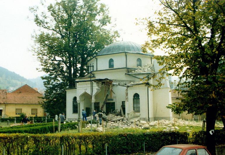 Granatom s Ozrena srušena munara Bijele džamije u Gračanici - Avaz
