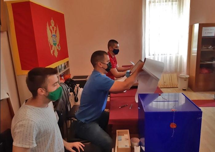 Stižu i prve projekcije izbora u Herceg Novom: Koalicija "Ni lijevo, ni desno, pravac Novi" ima oko 28 posto glasova