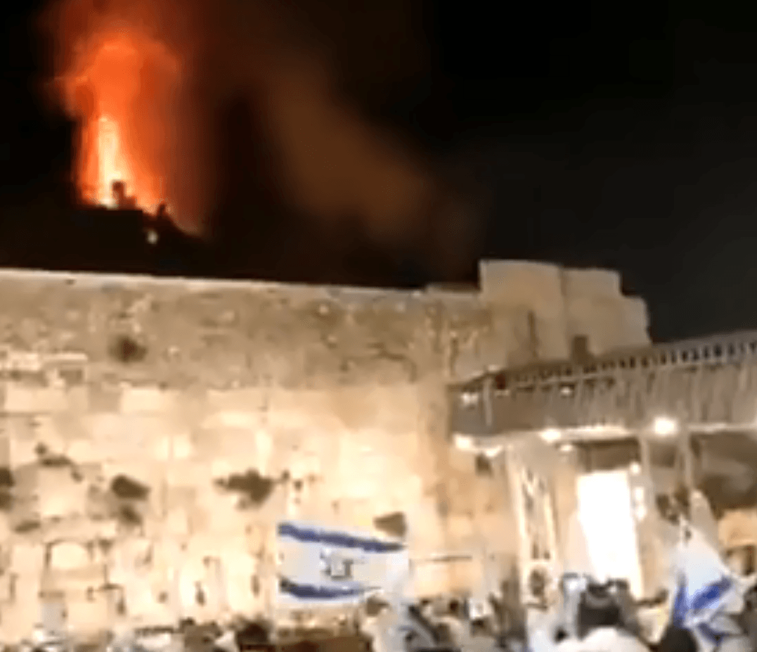 Haos u Jerusalemu: Gori drveće oko džamije Al-Aksa, Izraelci slave