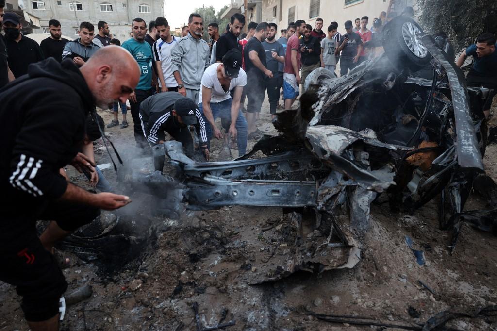 Palestinci okupljeni oko izgorjelog automobila - Avaz