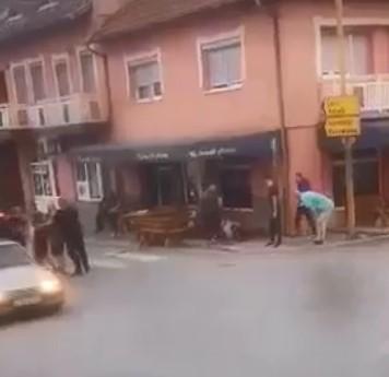 Uznemirujući snimak kod Brčkog: Vozilom pokosio pješake na terasi