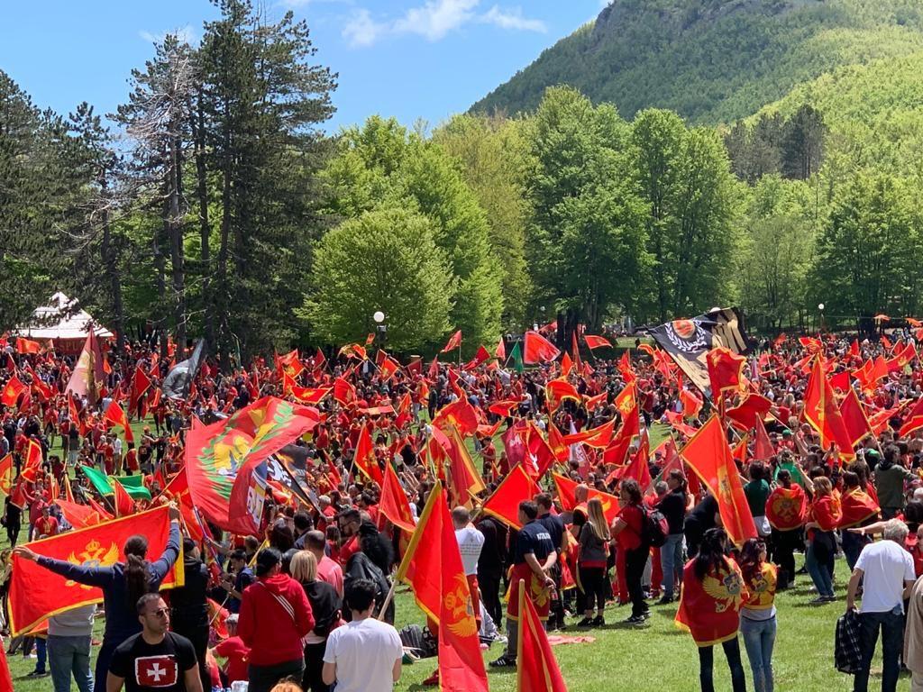Desetine hiljada građana na Ivanovim koritima, vihore se crnogorske zastave