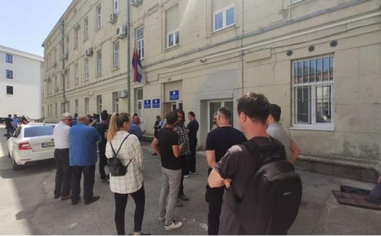 Due to the arrest of Vukanović: Citizens are gathering in front of the police station in Trebinje