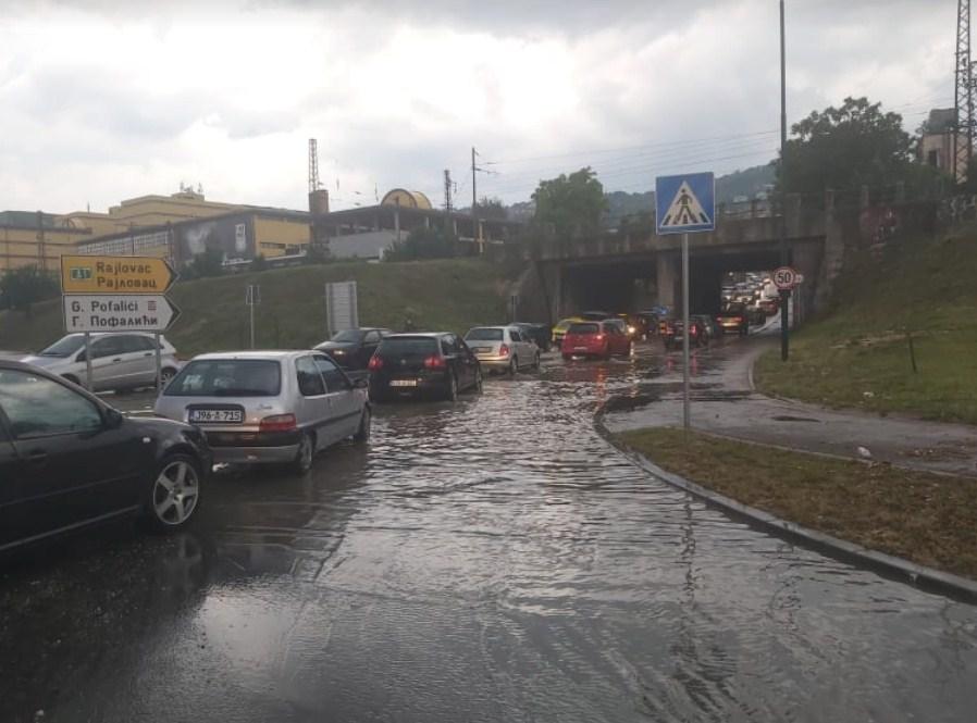 Nevrijeme u Sarajevu uzrokovalo brojne probleme: Poplavljen podvožnjak u Pofalićima