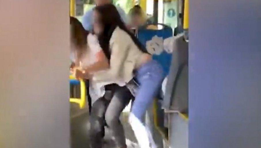 Tuča djevojaka u javnom gradskom prijevozu - Avaz