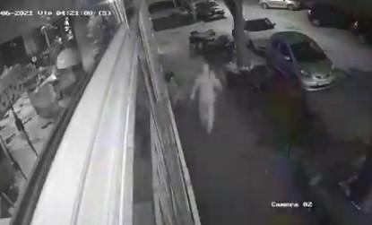 Snimak s nadzornih kamera: Dvojica muškaraca bježe nakon paljevine kafića u Fejićevoj ulici